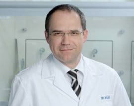 Igri auf die Maske auf der Person